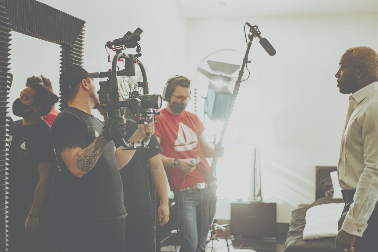 Postazione di editing video con monitor multipli