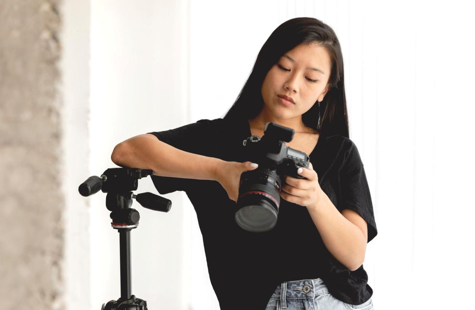 Studio di produzione video con attrezzature professionali