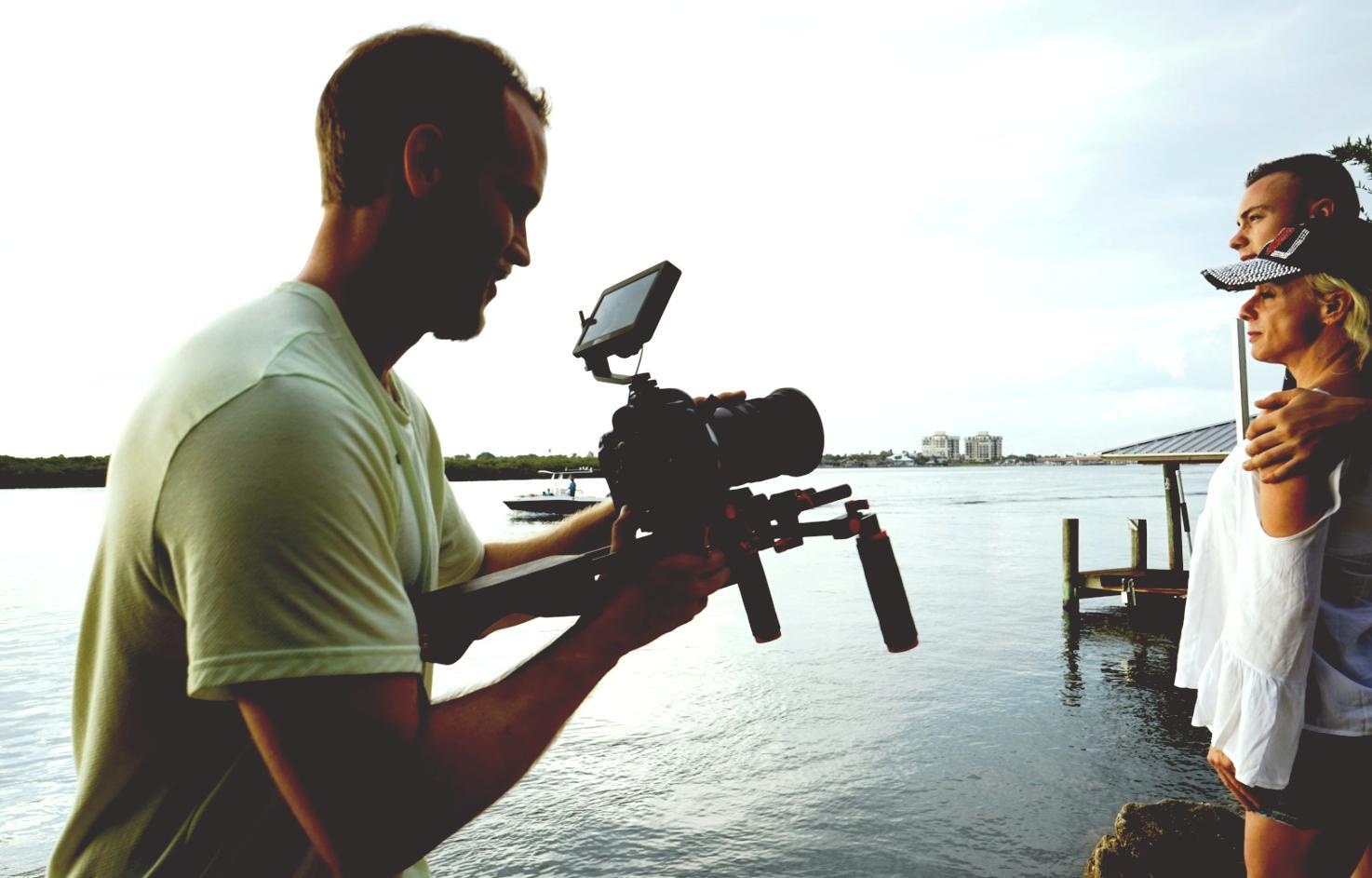 Studio luminovexira a Trieste con attrezzature professionali per video editing e post-produzione