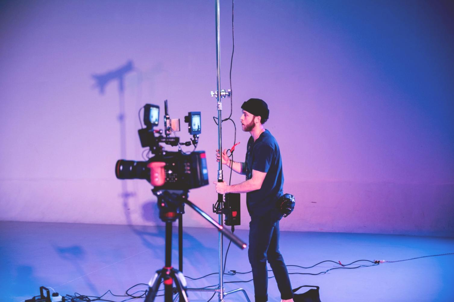 Workspace professionale con monitor multipli per editing video e color correction