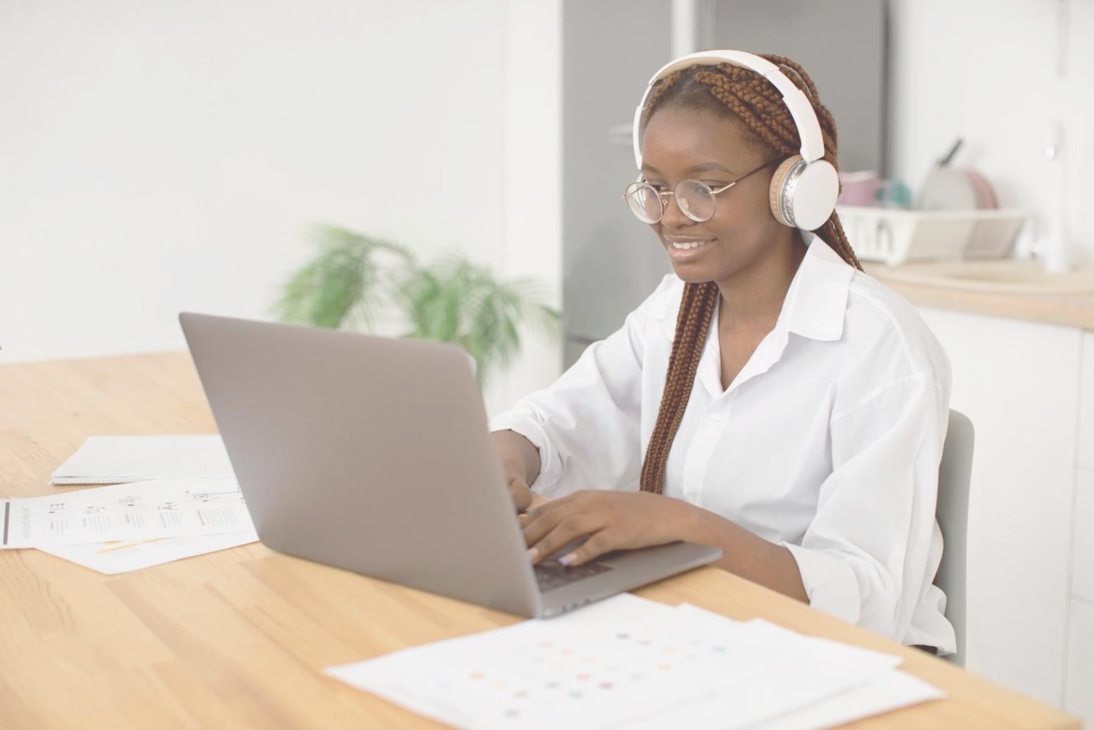 Studenti internazionali lavorano su progetti di transizioni video avanzate